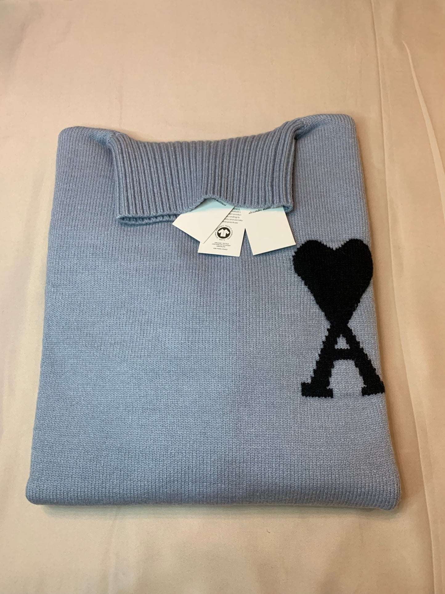 Pull bleu à petit logo ami de cœur noir